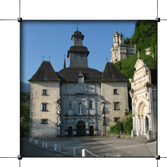 La façade de la Chapelle Notre Dame et les Chapelles du Calvaire · © stockli